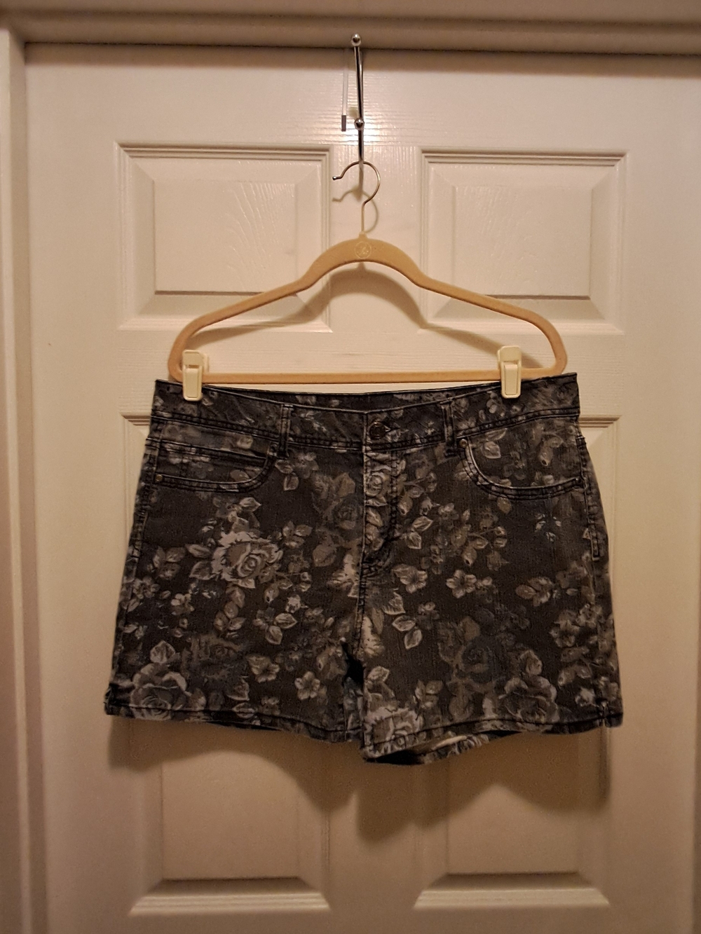 Faded Glory Floral Print Women's Denim Shorts - Gray Size 18